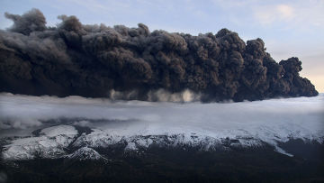 Извержение вулкана Эйяфьятлайокудль в Исландии